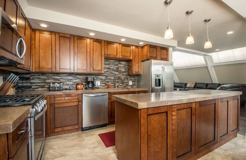 Kachina Village House | Extraordinary, Memorable, Chalet Home (Sleeps 14) Prime Location! Clean &