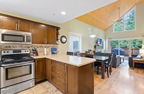 Regional District of Nanaimo Cottage | Falcon's Rest is a cosy retreat to enjoy all year! Special rates for long stay.