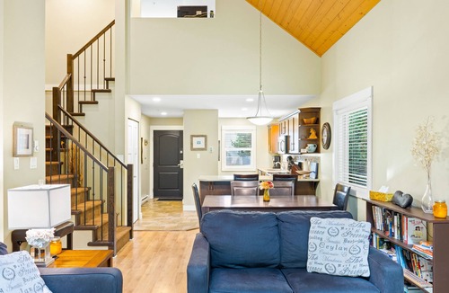 Regional District of Nanaimo Cottage | Falcon's Rest is a cosy retreat to enjoy all year! Special rates for long stay.