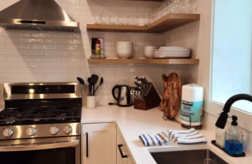 Hemlock Valley Cabin | Family cabin sleeps 10 w/hot tub, games room & mountain views - 2 mins to base