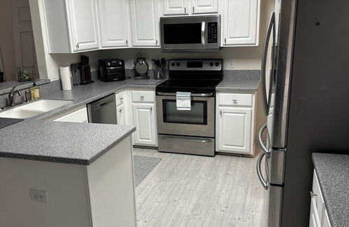 Cary House | Family-Friendly 3BR/2.5BA Retreat | Cul-de-Sac | Fenced Yard & Soaking Tub
