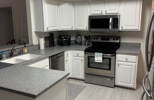 Cary House | Family-Friendly 3BR/2.5BA Retreat | Cul-de-Sac | Fenced Yard & Soaking Tub