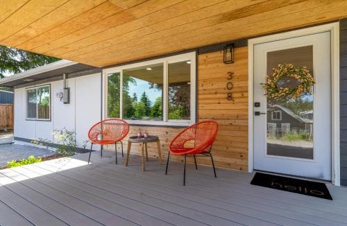 Highline House | Family-Friendly 4BR Home with AC and Yard Near Airport