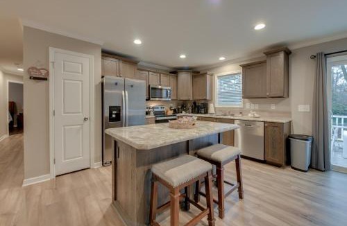 Colonial Beach House | Family-Friendly Home w/Deck Near Colonial Beach!