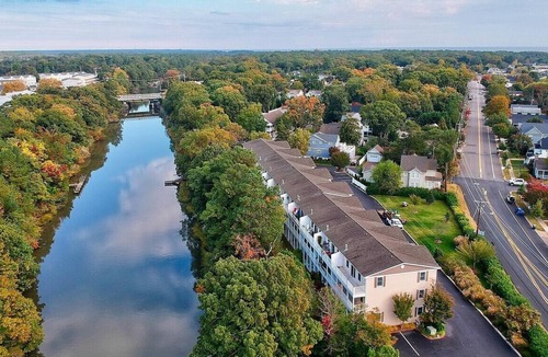 Country Club Estates House | Family friendly, east of route 1, and walkable to town & beach