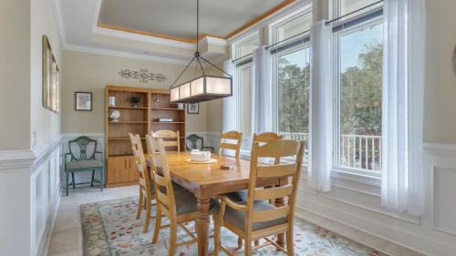 Folly Field Villa | Family Getaway, Walk to Beach, Balcony
