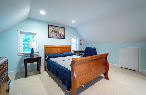West Hyattsville House | Family Pet Friendly 4-Bedrm 8-Beds & Fenced Backyard
