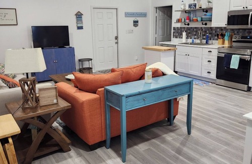 Surfside Beach House | Family Vacation Getaway 3 Bedroom 2 Bathroom Sleeps 8 only