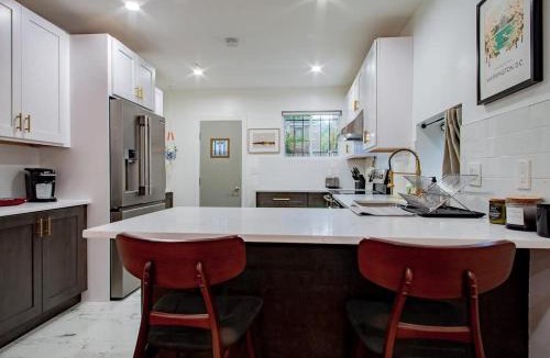Truxton Circle House | Fancy 1-BR in Central Location Parking available