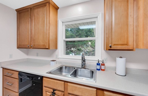 Warner Robins House | Fantastic for Extended Stays & Work Crews- 10 beds, 5 bedrooms, 2.5 baths