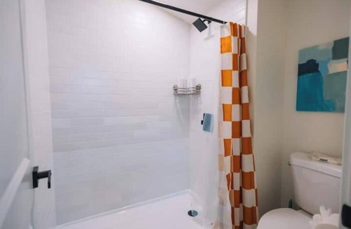 Old North Columbus Bed & Breakfast | Findley BNB Game Room, Movie Theater, Sleeps 12