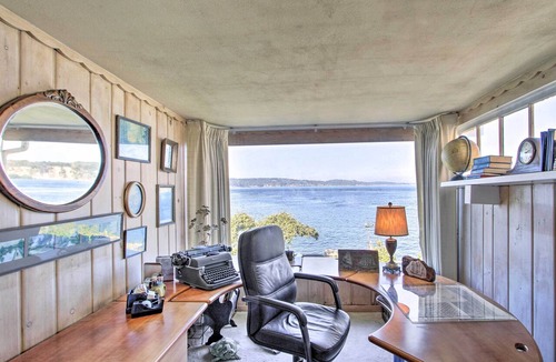 University Place Cottage | Fire Pit, Views & Beach Access: Waterfront Escape!