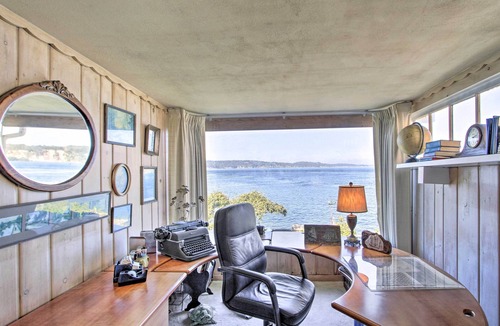 University Place Cottage | Fire Pit, Views & Beach Access: Waterfront Escape!