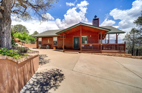 Payson Cottage | Fire Pit & Views: ‘Falconcrest’ Cottage in Payson!