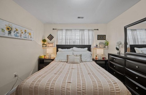 Centreville Apartment | Fireplace BBQ Grill Patio Treadmill
