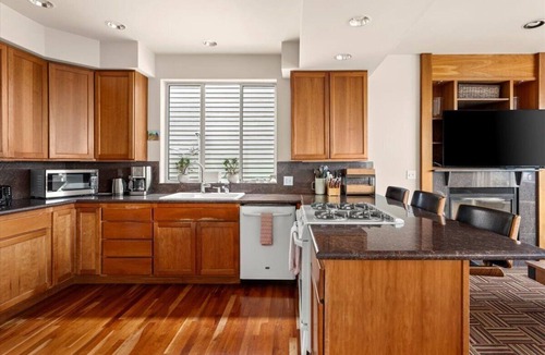 North Admiral House | Flawless City And Mountians Views in West Seattle 5 minutes to Alki