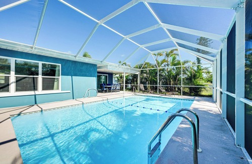 Oakland Hills Cottage | Florida Gulf Coast Getaway: Pool + Screened Lanai!