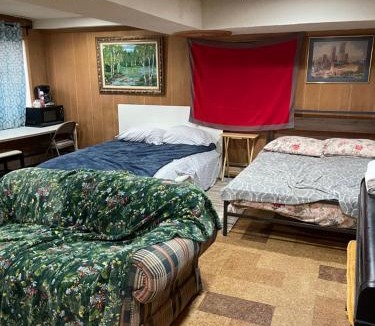 Silver Spring House | Flower Avenue Hosting - Private Suite with De Luxe King Size Bed - 77 per Night 1st guest - 59 2nd guest - 52 each third & 4th guests