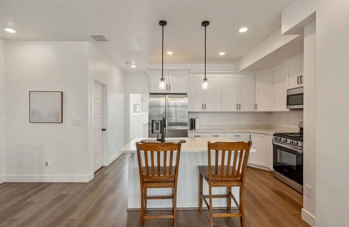 Sandy Villa | Foothill Flat | Brand New | Garage | Near Ski Canyons