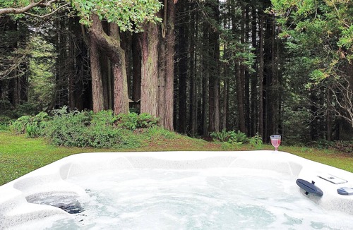 Little River Cottage | Forest oasis 3 min from beach + Hot Tub + Fire Pit