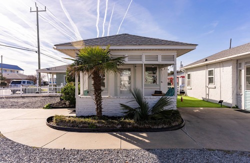 Kure Beach Cottage | Fort Fisher Flat~ Cottages @ Kure~ Beach, Fishing, Pool, Walk to Pier