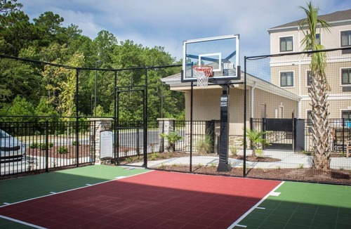 Jacksonville Condo | Free Breakfast. Outdoor Pool. Shared BBQ. Near Marine Corps.