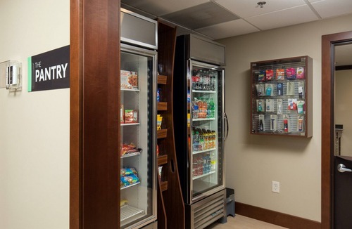 Polaris Apartment | Free Breakfast & Pool Access. King Studio Near Ohio State University!