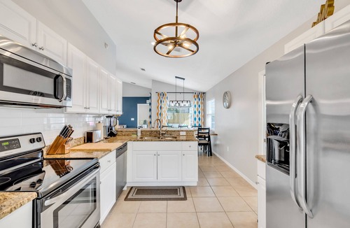 Whitfield House | Free Heated Pool, Baby Gear, Shuffleboard, EV charger, Near beach, UTC mall, SRQ