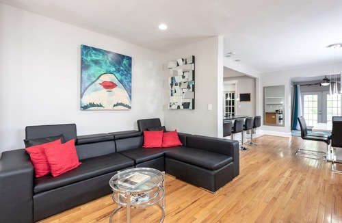 Bloomingdale House | FREE PARKING-2-Lvls 1,600sq ft/Sunroom/Deck/ Bloomingdale Neighborhood!
