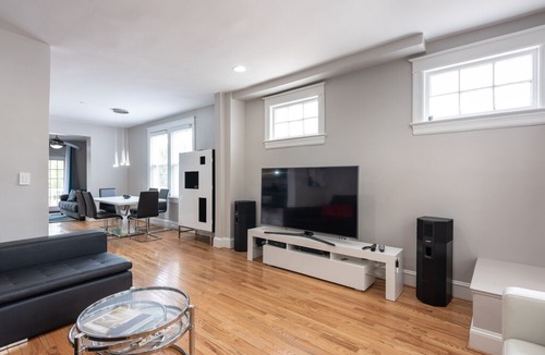 Bloomingdale House | FREE PARKING-2-Lvls 1,600sq ft/Sunroom/Deck/ Bloomingdale Neighborhood!
