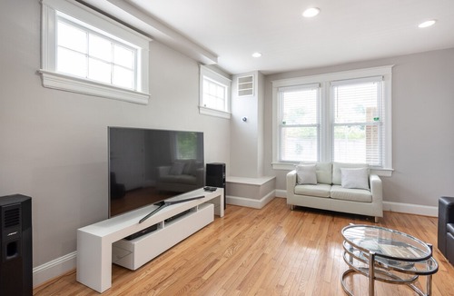 Bloomingdale House | FREE PARKING-2-Lvls 1,600sq ft/Sunroom/Deck/ Bloomingdale Neighborhood!