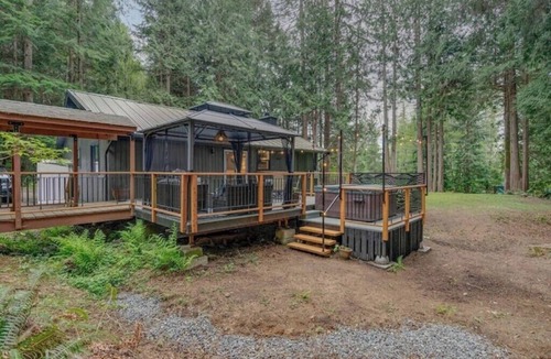 Juan de Fuca Electoral Area House | French Beach Forest Retreat - with Hot tub