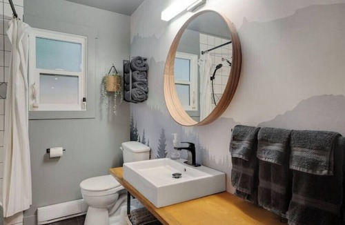 Juan de Fuca Electoral Area House | French Beach Forest Retreat - with Hot tub