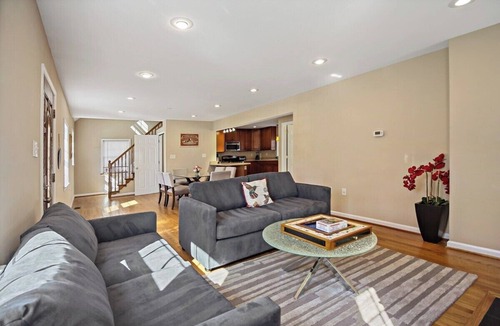 West Falls Church Apartment | Fresh | 4 bedroom | Luxury | Center | Sunny