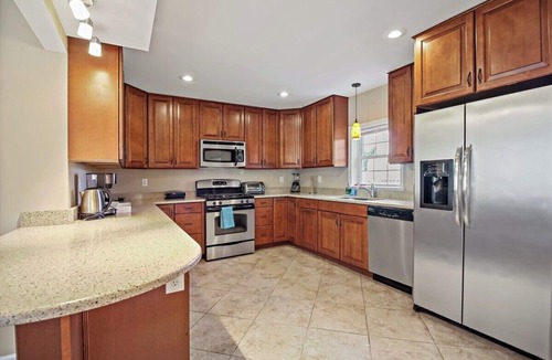 West Falls Church Apartment | Fresh | 4 bedroom | Luxury | Center | Sunny