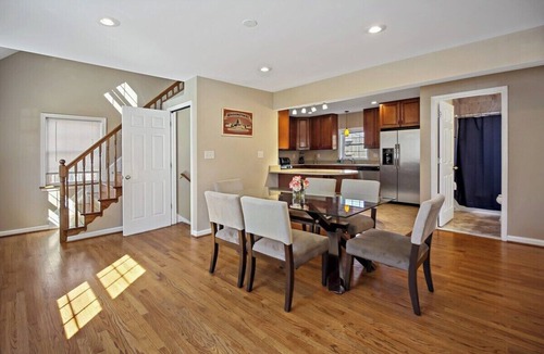 West Falls Church Apartment | Fresh | 4 bedroom | Luxury | Center | Sunny