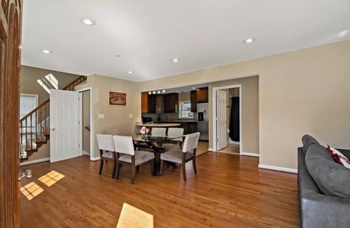 West Falls Church Apartment | Fresh | 4 bedroom | Luxury | Center | Sunny