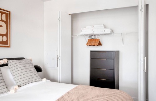 Wilburton Apartment | Fresh Bellevue 1BR w/ Rooftop, Gym & BBQ, nr Shops, by Blueground