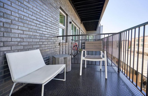 Lakeview Apartment | FRONTDESK Chic Open Wrigleyville Studio Apt