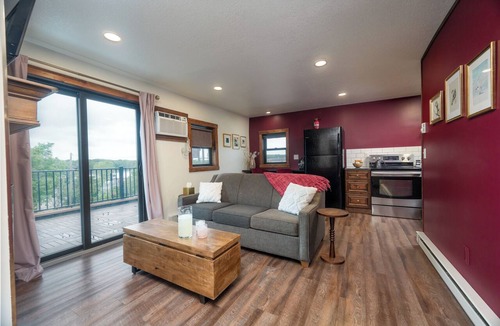 Prescott Condo | Full Kitchen | Private Deck | Lounge Downtown