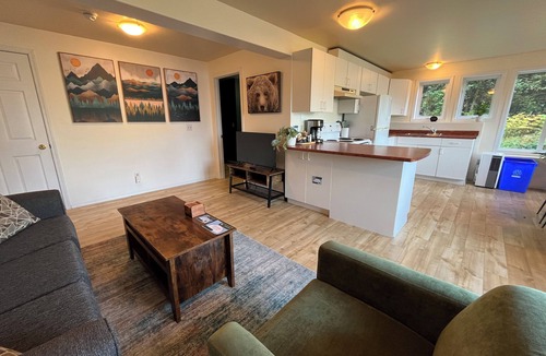 Balfour House | Full Suite, Lake View, NEW DECK 2026, Forest Retreat, Full Kitchen, Laundry