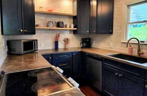Lancaster House | Fun Midcentury Home | Hot Tub | Karaoke | Games