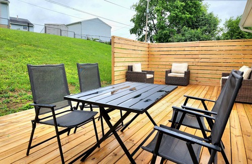 Lancaster House | Fun Midcentury Home | Hot Tub | Karaoke | Games