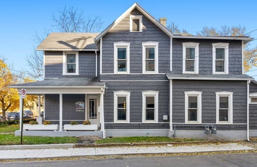 Italian Village House | Galla House On High Street! FREE Parking!