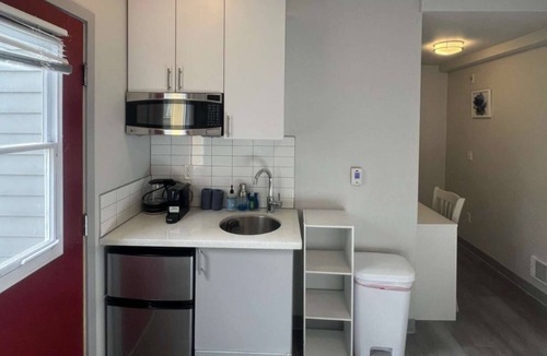 Wallingford Apartment | Garden Dahlia Studio in Wallingford - 97 Walkscore