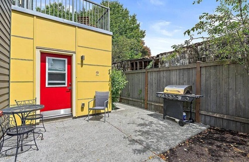 Wallingford Apartment | Garden Dahlia Studio in Wallingford - 97 Walkscore