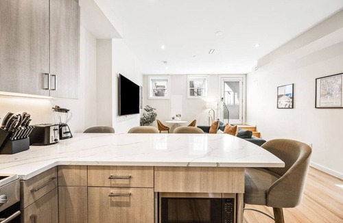 Chinatown Apartment | Garden level apt walk to Convention Center sleeps4