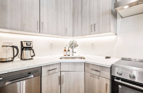 Chinatown Apartment | Garden level apt walk to Convention Center sleeps4