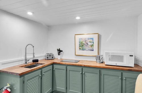 Historic Seaport Cottage | ~GARDENIA COTTAGE~18+ Adult Only cottage near Duval St