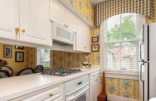 German Village House | German Village Cottagecore style home. Blissful garden. Off-St Parking.